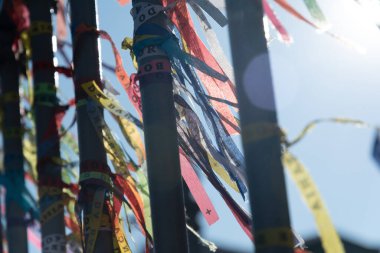 Salvador, Bahia, Brezilya - 2 Eylül 2023: Salvador, Bahia 'da bulunan Pelourinho' da bulunan Largo Terreiro de Jesus çeşmesinin demiryollarına bağlı hatıra kurdelelerinin yakın çekimi.