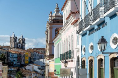 Salvador, Bahia, Brezilya - 2 Eylül 2023: Pelourinho 'nun tarihi merkezi olan Salvador, Bahia' daki evleri ve mimarisi.