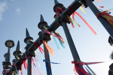 Salvador, Bahia, Brezilya - 2 Eylül 2023: Salvador, Bahia şehrinin tarihi merkezi Pelourinho 'daki çeşmenin demiryollarına bağlı hatıra kurdeleleri.