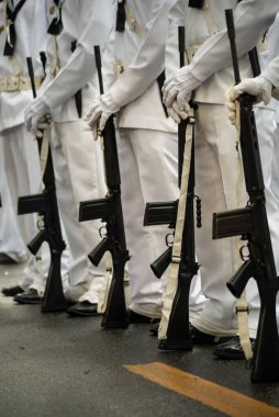 Salvador, Bahia, Brezilya - 07 Eylül 2023: Brezilya 'nın Bahia kentindeki bağımsızlık yürüyüşü sırasında deniz askerleri tüfeklerle görüldü.