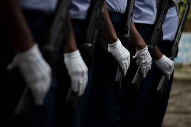 Salvador, Bahia, Brezilya - 07 Eylül 2023: Brezilya 'nın Bahia kentinde düzenlenen Brezilya bağımsızlık yürüyüşü sırasında hava kuvvetleri askerlerinin eldivenli ellerinin ayrıntıları görülüyor