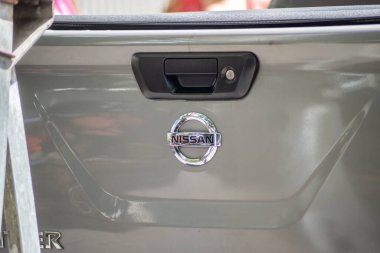 Salvador, Bahia, Brezilya - 07 Eylül 2023: Logosuna sahip Nissan arabasının arka manzarası, Salvador, Bahia.