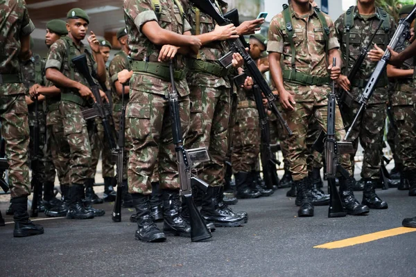サルバドール バハイア ブラジル 2023年9月7日 バハイアのサルバドール市でのブラジルの独立パレードの開始を軍の兵士が待っています — ストック写真