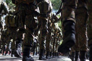 Salvador, Bahia, Brezilya - 07 Eylül 2023: Brezilya 'nın Bahia kentindeki askeri geçitte ordu askerleri yürüyüş yaparken görüldü.