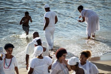 Salvador, Bahia, Brezilya - 12 Aralık 2021: Candomble dini üyeleri Rio Vermelho sahilinde toplandı..
