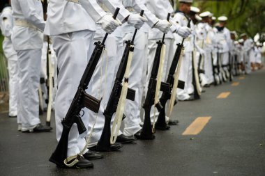 Salvador, Bahia, Brezilya - 07 Eylül 2023: Brezilya 'nın Bahia kentindeki bağımsızlık yürüyüşü sırasında deniz askerleri tüfeklerle görüldü.