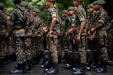 Salvador, Bahia, Brezilya - 07 Eylül 2023: Brezilya 'nın Bahia kentindeki Brezilya bağımsızlık yürüyüşünün başlamasını bekleyen askerler.