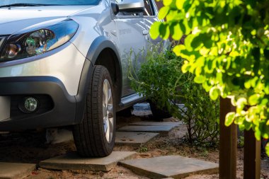 Camacari, Bahia, Brezilya - 16 Şubat 2015: Bahia 'nın Camacari kentindeki bir garajda park edilmiş Renault Stepway Sandero model bir araba.