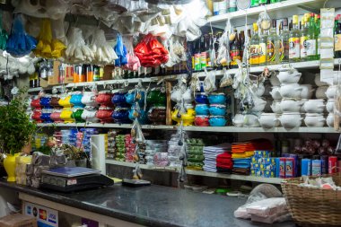 Salvador, Bahia, Brezilya - 28 Mart 2015: Salvador, Bahia kentindeki Sao Joaquim fuarında satış yapan dükkanlarla sokak manzarası.