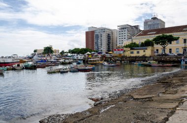 Salvador, Bahia, Brezilya - Haziran 2015: Salvador, Bahia 'daki Comercio mahallesindeki liman manzarası.
