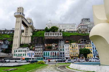 Salvador, Bahia, Brezilya - Haziran 2015: Bahia 'daki Salvador şehrinin bir kartpostalı olan Lacerda asansörünün altından görüntü.