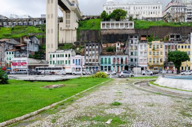 Salvador, Bahia, Brezilya - Haziran 2015: Bahia 'daki Salvador şehrinin bir kartpostalı olan Lacerda asansörünün altından görüntü.