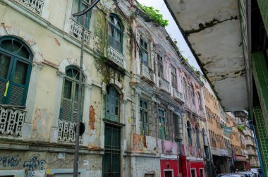 Salvador, Bahia, Brezilya - Haziran 2015: Bahia 'nın Salvador kentindeki Comercio mahallesindeki eski binaların cephesi.
