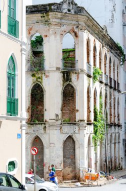 Salvador, Bahia, Brezilya - Haziran 2015: Bahia 'nın Salvador kentindeki Comercio mahallesindeki eski binaların cephesi.