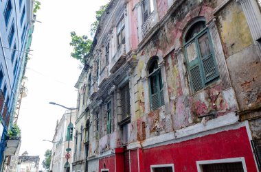 Salvador, Bahia, Brezilya - Haziran 2015: Bahia 'nın Salvador kentindeki Comercio mahallesinde eski binalar çökme tehlikesi altında.