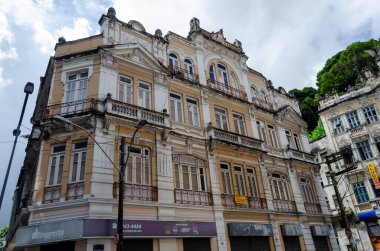 Salvador, Bahia, Brezilya - Haziran 2015: Bahia 'nın Salvador kentindeki Comercio mahallesindeki tarihi binaların cephelerinin görüntüsü.