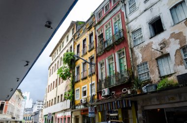 Salvador, Bahia, Brezilya - Haziran 2015: Bahia 'nın Salvador kentindeki Comercio mahallesindeki tarihi ve renkli binaların manzarası.