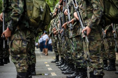 Salvador, Bahia, Brezilya - 07 Eylül 2023: Brezilya 'nın Bahia kentindeki bir bağımsızlık yürüyüşü sırasında ordu askerleri ayakta görüldü.