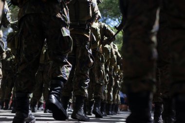 Salvador, Bahia, Brezilya - 07 Eylül 2023: Brezilya 'nın Bahia kentindeki askeri geçitte ordu askerleri yürüyüş yaparken görüldü.