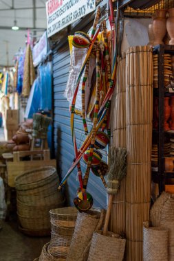 Salvador, Bahia, Brezilya - 28 Mart 2015: Salvador, Bahia kentindeki Sao Joaquim fuarında satış yapan dükkanlarla sokak manzarası.
