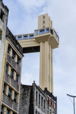 Salvador, Bahia, Brezilya - Haziran 2015: Bahia 'daki Salvador şehrinin bir kartpostalı olan Lacerda asansörünün altından görüntü.