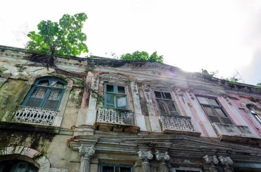 Salvador, Bahia, Brezilya - Haziran 2015: Bahia 'nın Salvador kentindeki Comercio mahallesinde eski binalar çökme tehlikesi altında.