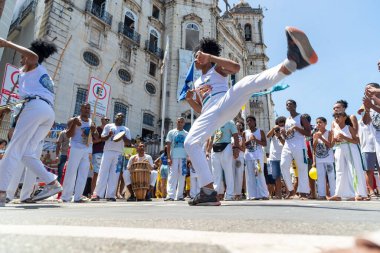 Salvador, Bahia, Brezilya - 08 Aralık 2022: İnsanlar Salvador, Bahia 'daki Katolik Nossa Senhora da Conceicao da Praia anısına Capoeira çalarken görüldü..