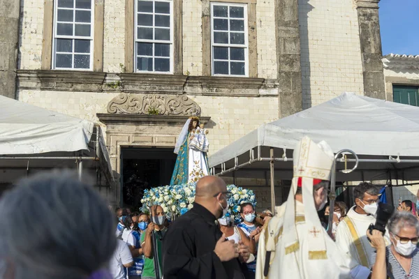 Salvador, Bahia, Brezilya - 31 Aralık 2021: Salvador, Bahia 'da çok sayıda Katolik' in İsa 'nın heykelini taşıyarak kiliseden ayrıldığı görüldü..