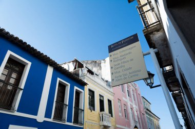 Salvador, Bahia, Brezilya - 02 Eylül 2023: Salvador, Bahia 'nın tarihi merkezi Pelourinho' da ziyaret edilecek yerler hakkında bilgi içeren plaket.