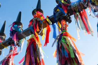 Salvador, Bahia, Brezilya - 2 Eylül 2023: Salvador, Bahia şehrinin tarihi merkezi olan Pelourinho 'daki Largo Terreiro de Jesus' da demir parmaklıklara bağlı hatıra kurdelelerinin yakın çekimi.