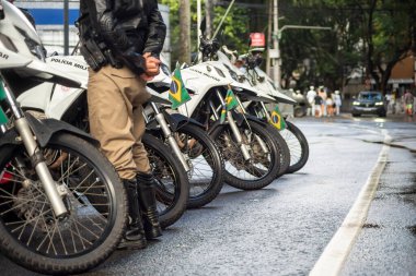 Salvador, Bahia, Brezilya - 07 Eylül 2023: Brezilya 'nın Bahia kentinde düzenlenen Brezilya bağımsızlık yürüyüşü sırasında polis motosikletlerinin yanında bir askeri polis askeri görüldü.