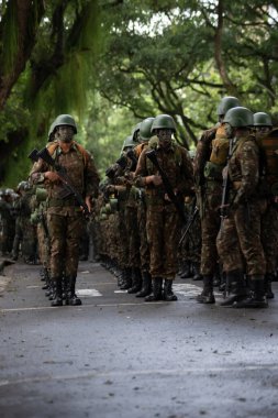 Salvador, Bahia, Brezilya - 07 Eylül 2023: Brezilya 'nın Bahia kentindeki Brezilya bağımsızlık yürüyüşünün başlamasını bekleyen askerler.