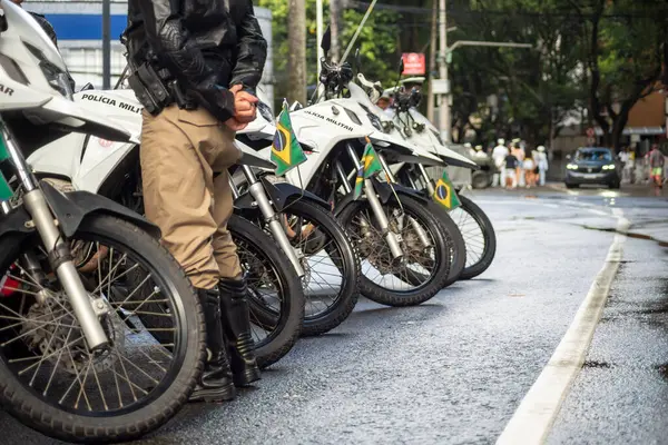 Salvador, Bahia, Brezilya - 07 Eylül 2023: Brezilya 'nın Bahia kentinde düzenlenen Brezilya bağımsızlık yürüyüşü sırasında polis motosikletlerinin yanında bir askeri polis askeri görüldü.