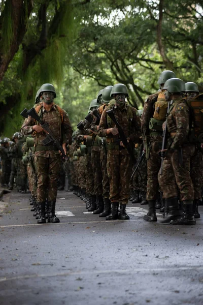 Salvador, Bahia, Brezilya - 07 Eylül 2023: Brezilya 'nın Bahia kentindeki Brezilya bağımsızlık yürüyüşünün başlamasını bekleyen askerler.