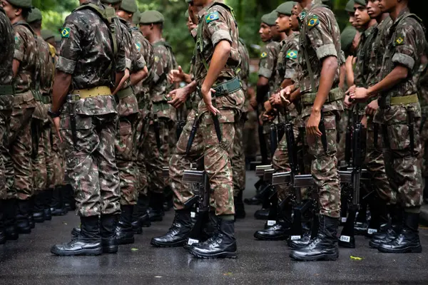 Salvador, Bahia, Brezilya - 07 Eylül 2023: Brezilya 'nın Bahia kentindeki Brezilya bağımsızlık yürüyüşünün başlamasını bekleyen askerler.