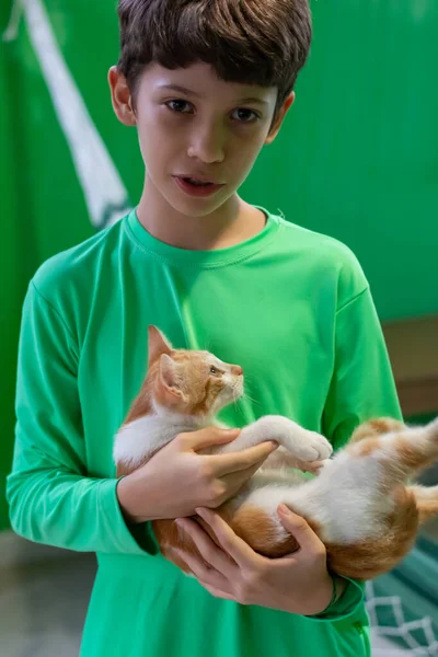 Chlapec Který Láskyplně Drží Svou Kočku Neoddělitelný Společník Domácí Zvíře — Stock fotografie