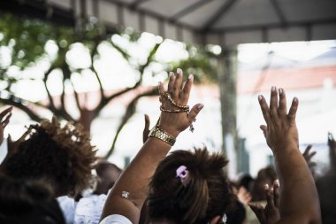 Salvador, Bahia, Brezilya - 07 Ocak 2022: Katolik inananlar, 2022 yılının ilk Cuma günü Salvaldor, Bahia 'daki Senhor do Bonfim kilisesinde ayin sırasında görüldüler..