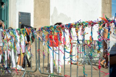 Salvador, Bahia, Brezilya - 07 Ocak 2022: Katolik inananlar Salvador, Bahia 'daki Sinyor do Bonfim kilisesinden çıkarken görüldü..