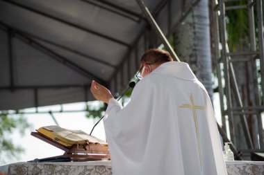 Salvador, Bahia, Brezilya - 07 Ocak 2022: Katolik rahip, 2022 yılının ilk cuması onuruna Bahia, Salvador 'daki Senhor do Bonfim kilisesinde ayin yaparken görüldü..