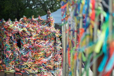 Salvador, Bahia, Brezilya - 07 Ocak 2022: Renkli hatıra kurdeleleriyle kaplı Sinyor do Bonfim kilisesinin demir kapılarının manzarası. Bahia, Salvador şehri..