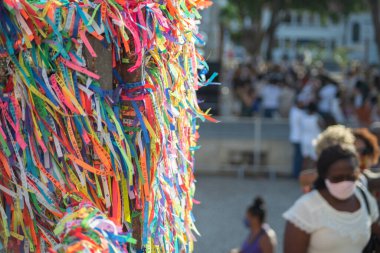 Salvador, Bahia, Brezilya - 07 Ocak 2022: Renkli hatıra kurdeleleriyle kaplı Sinyor do Bonfim kilisesinin demir kapılarının manzarası. Bahia, Salvador şehri..