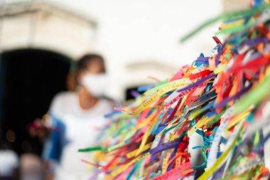 Salvador, Bahia, Brezilya - 07 Ocak 2022: Katolik inananlar Salvador, Bahia 'daki Sinyor do Bonfim kilisesinden çıkarken görüldü..