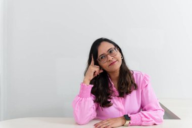 Ofisinde oturan ve düşünen pembe elbiseli bir psikopagog. Okul performansına yardımcı oluyor. Akıl sağlığına dikkat et..