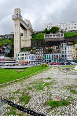 Salvador, Bahia, Brezilya - Haziran 2015: Bahia 'daki Salvador şehrinin bir kartpostalı olan Lacerda asansörünün altından görüntü.