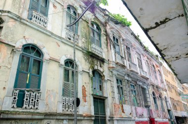 Salvador, Bahia, Brezilya - Haziran 2015: Bahia 'nın Salvador kentindeki Comercio mahallesindeki eski binaların cephesi.