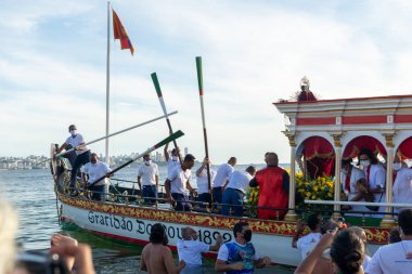 Salvador, Bahia, Brezilya - 31 Aralık 2021: Galiota teknesi, Salvador, Bahia 'da denizcilerin efendisi İsa' nın heykeliyle sahili terk ederken görüldü..