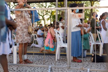 Salvador, Bahia, Brezilya - 07 Ocak 2022: Katolik inananlar, 2022 yılının ilk Cuma günü Salvaldor, Bahia 'daki Senhor do Bonfim kilisesinde ayin sırasında görüldüler..