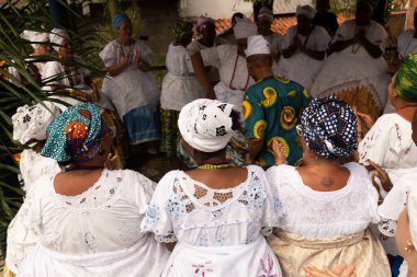 Saubara, Bahia, Brezilya - 12 Haziran 2022: Candomble üyeleri Saubara, Bahia 'daki Bom Jesus dos Pobres ilçesinde Santo Antonio için düzenlenen festivallerde dansa katıldılar..