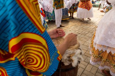 Saubara, Bahia, Brezilya - 12 Haziran 2022: Candomble üyeleri Saubara, Bahia 'daki Bom Jesus dos Pobres ilçesinde Santo Antonio için düzenlenen partilerde dans ederken görüldü..