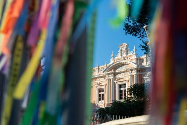 Salvador, Bahia, Brezilya - 2 Eylül 2023: Largo Terreiro de Jesus, Pelourinho 'da bulunan tıp fakültesine bakınız..